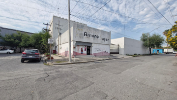 Bodega en Esquina con amplio estacionamiento.
