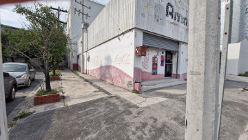 Bodega en Esquina con amplio estacionamiento.