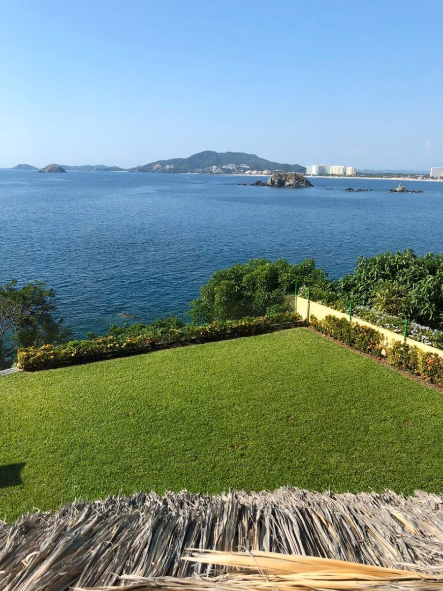 Depto en PB (PG) con playa y alberca privada. en venta en Ixtapa.