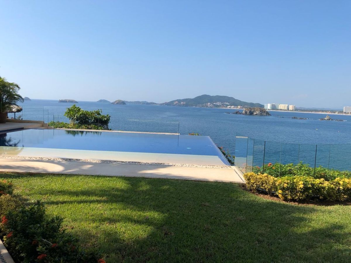 Depto en PB (PG) con playa y alberca privada. en venta en Ixtapa.