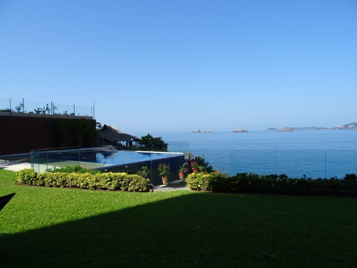 Depto en PB (PG) con playa y alberca privada. en venta en Ixtapa.