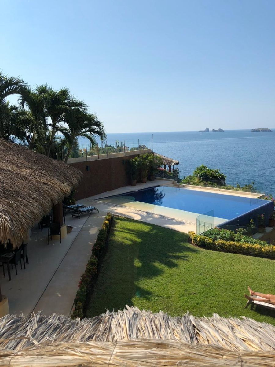 Depto en PB (PG) con playa y alberca privada. en venta en Ixtapa.