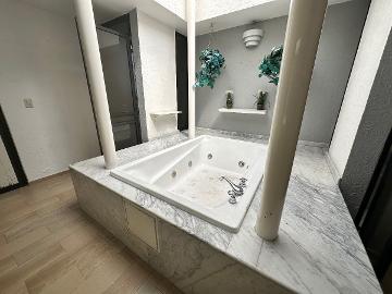 Casa en renta semi amueblada en calle cerrada Insu