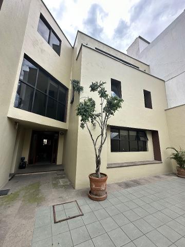 Casa en renta semi amueblada en calle cerrada Insu