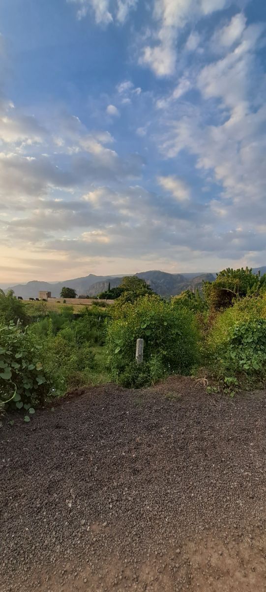 Terreno semiplano con excelente vista la Tepozteco