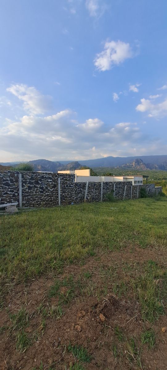 Terreno semiplano con excelente vista la Tepozteco