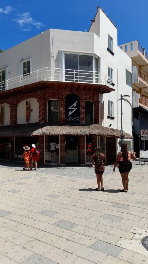 Playa Centro, 2 locales comerciales y dos departamentos