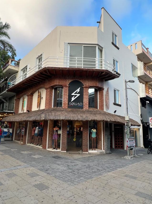 Playa Centro, 2 locales comerciales y dos departamentos