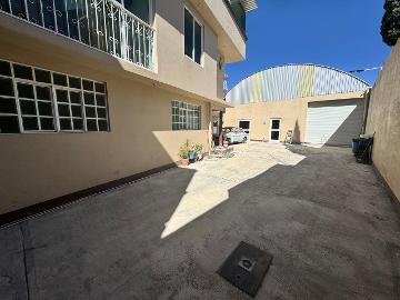 Edificio Multifuncional con Bodega y Oficinas