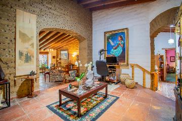 Casa de 1 nivel en condominio con jardín y chimene