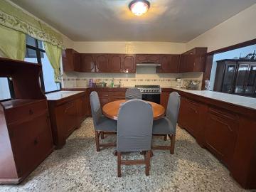 CASA EN RENTA O VENTA A UNA CALLE DE PLAZA ORIENTE