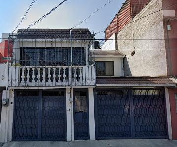 CASA EN VENTA A UNA CALLE DE PLAZA ORIENTE
