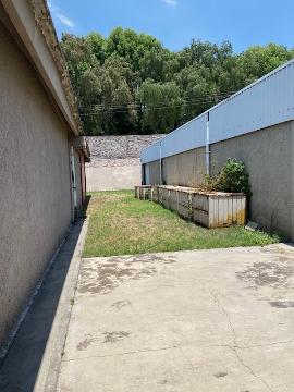 VENDO NAVES INDUSTRIALES CON OFICINAS, CASA JARDÍN