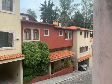 ¡Hogar espacioso en condominio disponible!