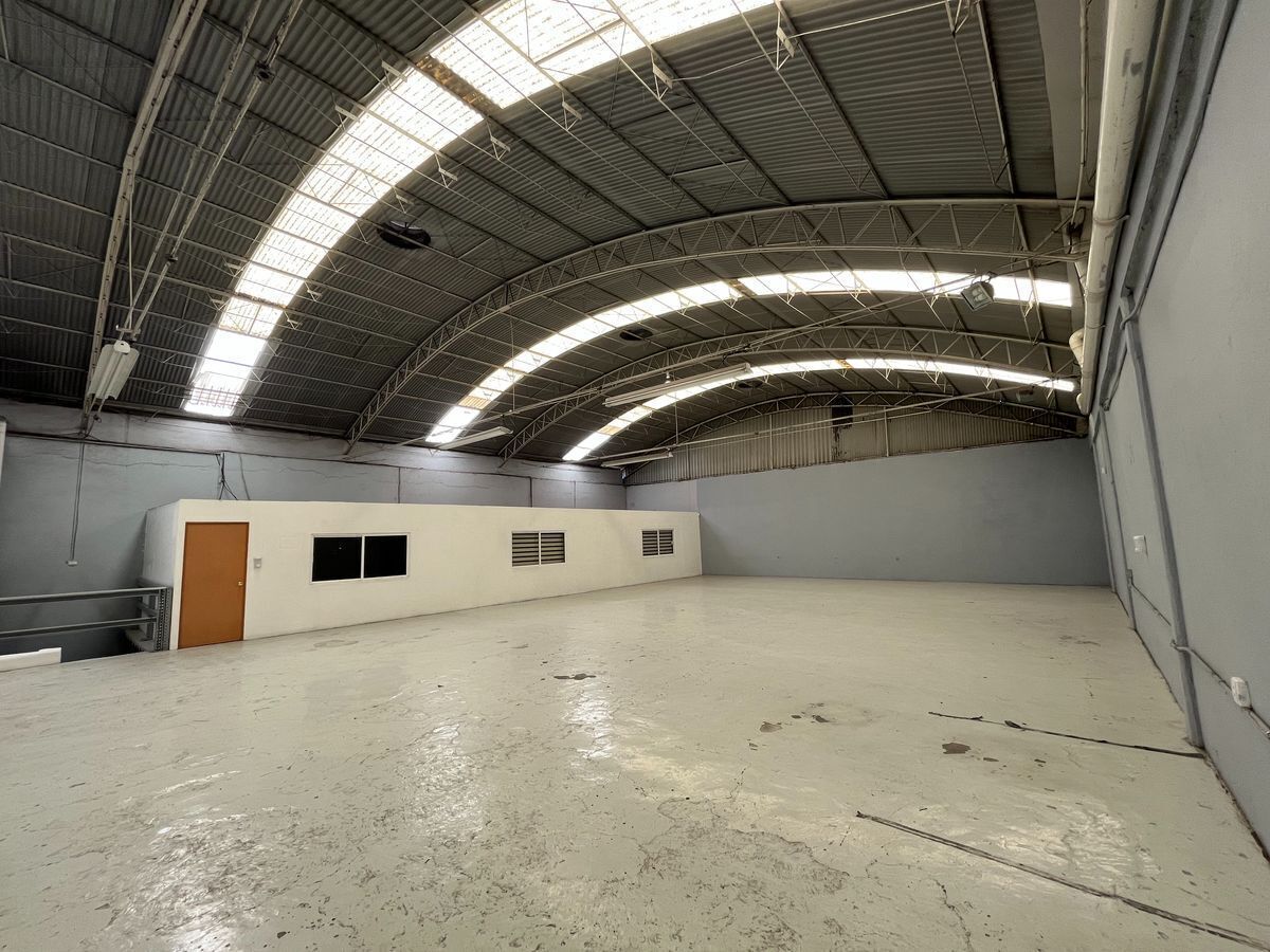 Bodega en renta con local comercial en Tlalnepantla Centro.