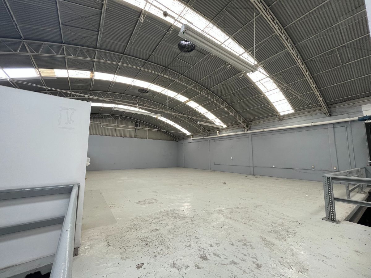 Bodega en renta con local comercial en Tlalnepantla Centro.