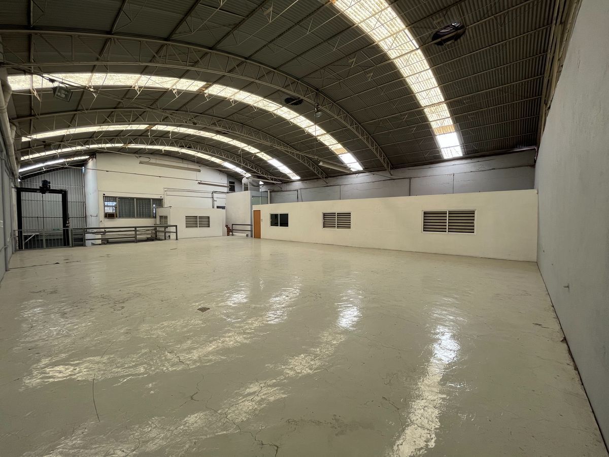Bodega en renta con local comercial en Tlalnepantla Centro.