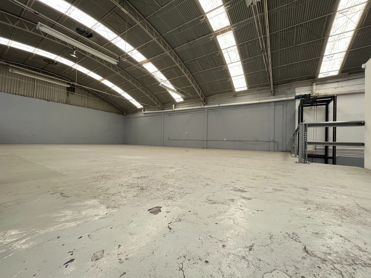 Bodega en renta con local comercial en Tlalnepantla Centro.