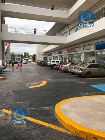 LOCAL EN PLAZA COMERCIAL CON ESTACIONAMIENTO