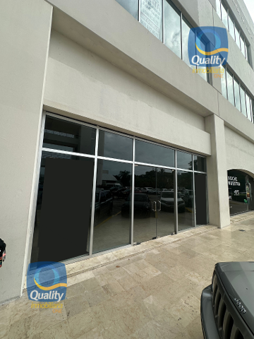 LOCAL EN PLAZA COMERCIAL CON ESTACIONAMIENTO